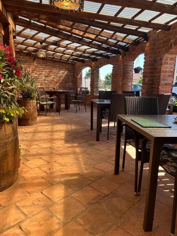 Restaurace Grusbach - terasa s cihlovou pergolou
